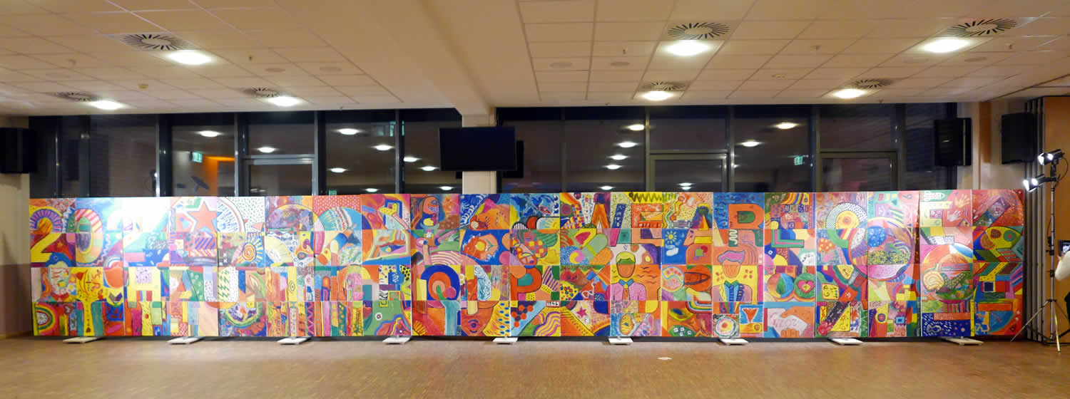 Ein riesiges Kunstwerk von vielen Mitarbeitern erschaffen